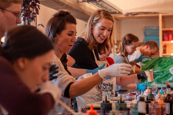 Gute Stimmung im Acryl Pouring Kurs