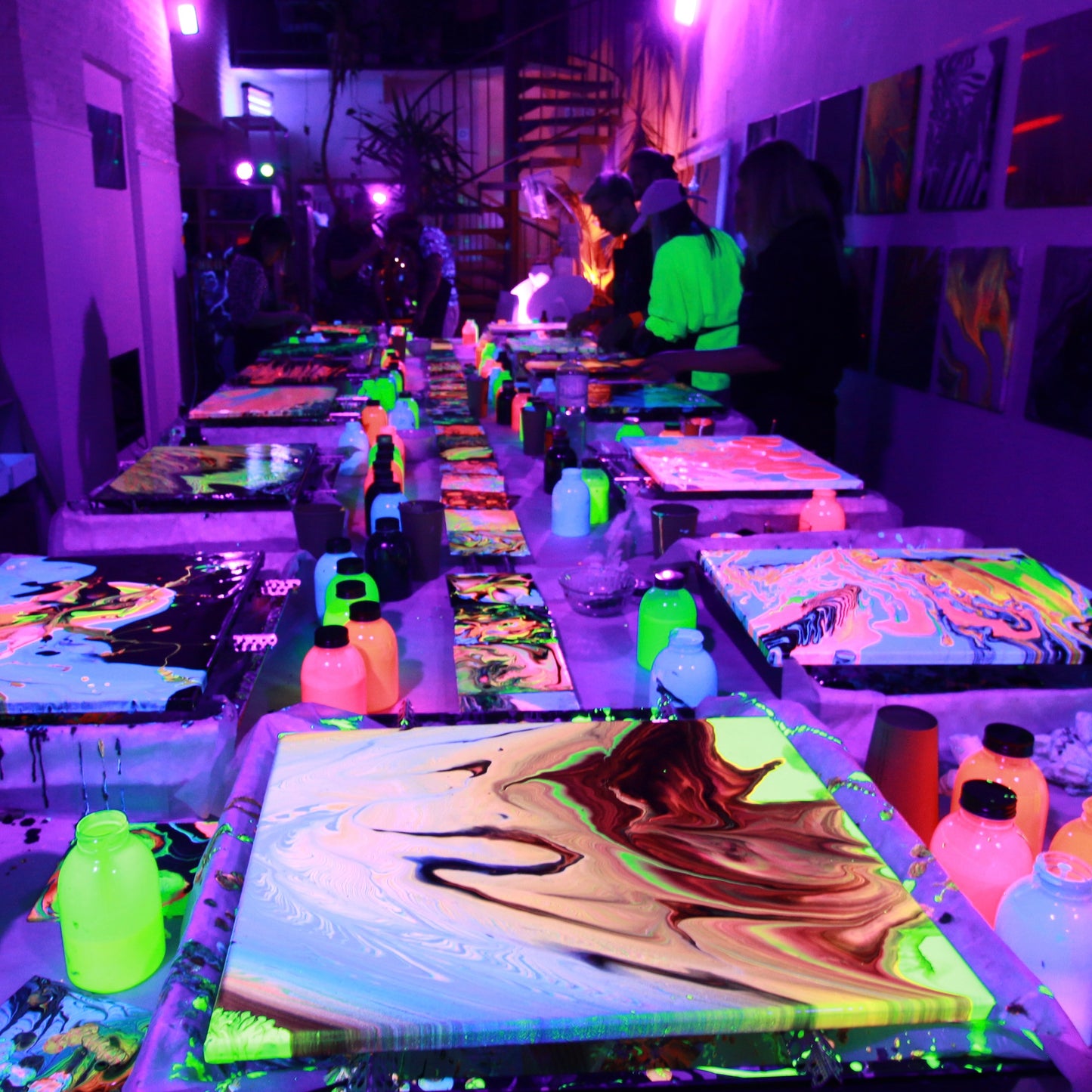 Leuchtende Kunstwerke im Neonlicht