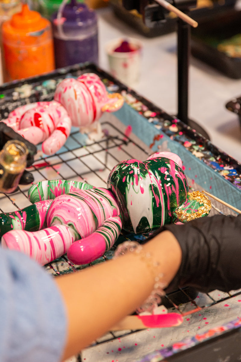 Farbe über Bär gießen