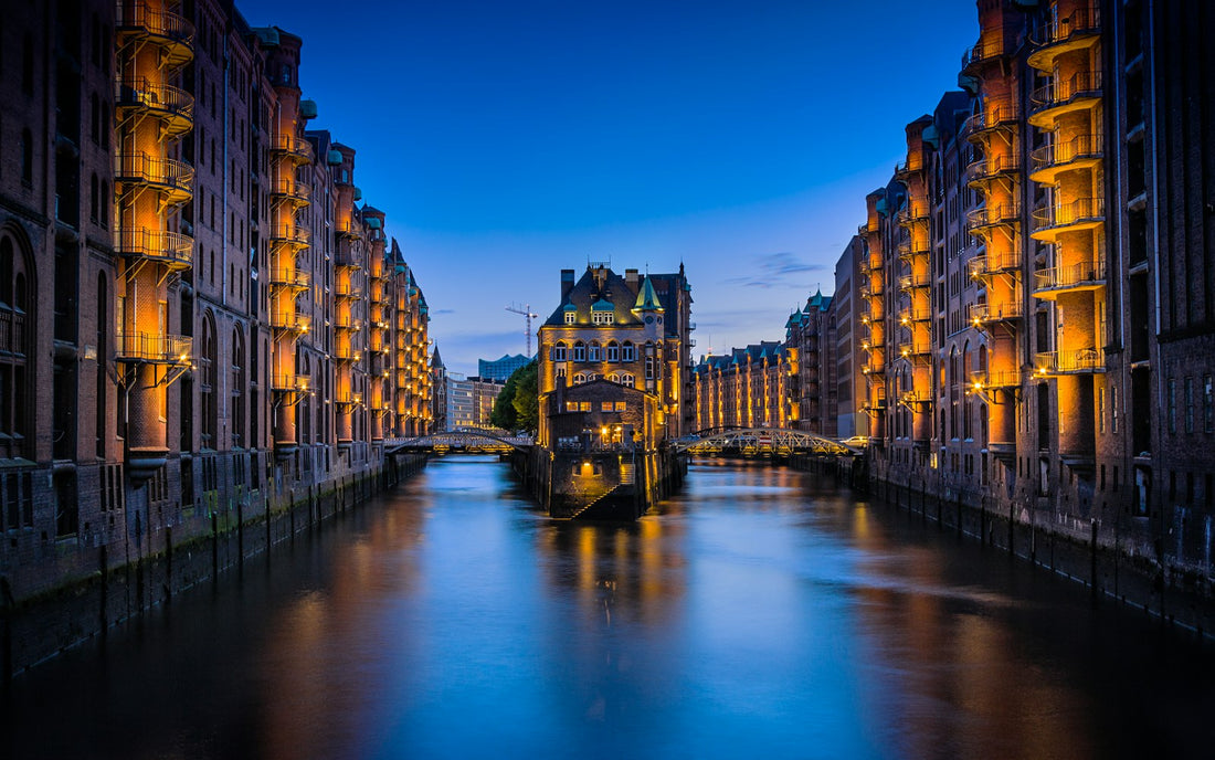 Beleuchtete Speicherstadt am Abend vom Wasser aus