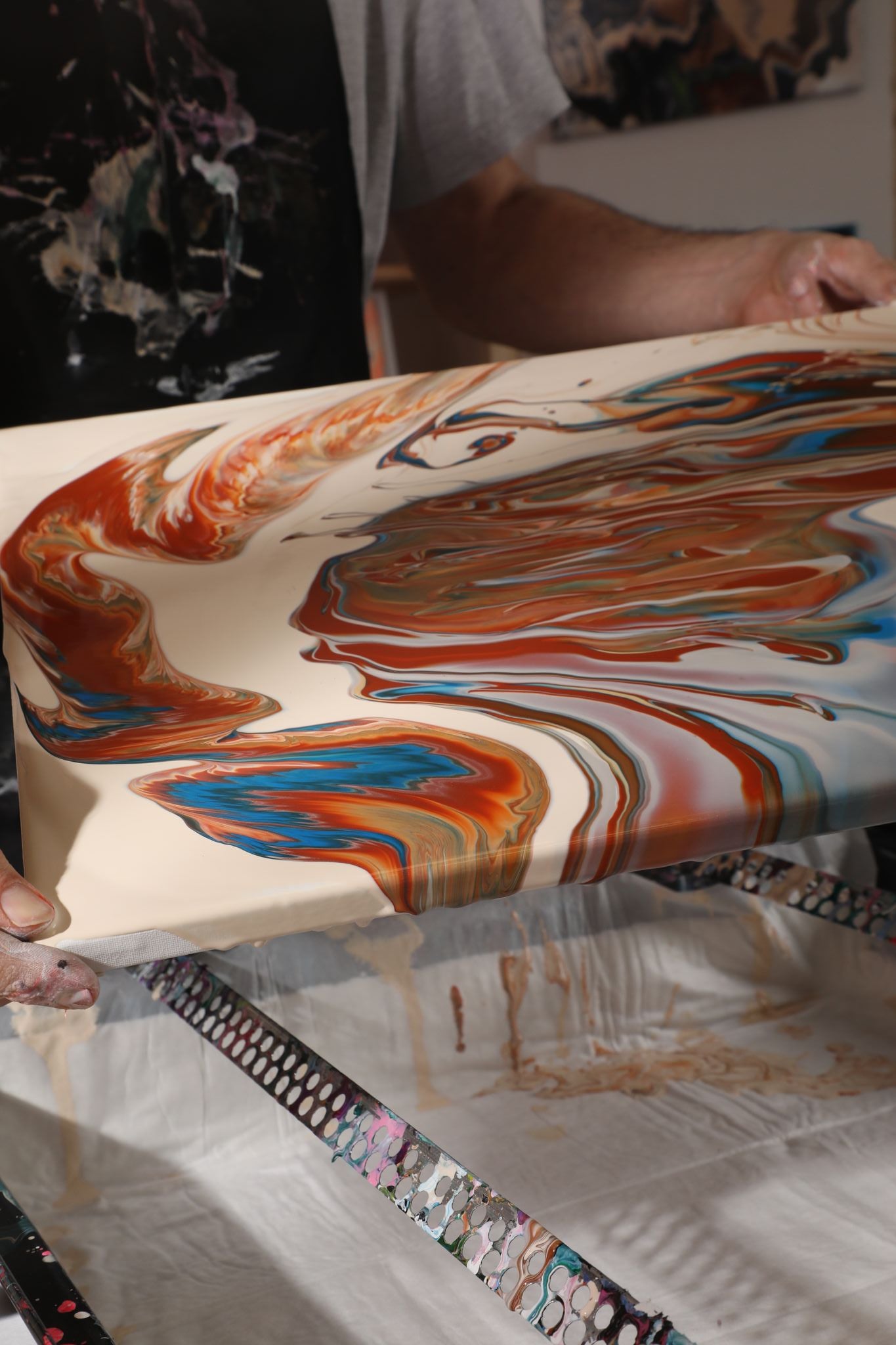 Bunte Maserungen von Fluid Art im Kurs