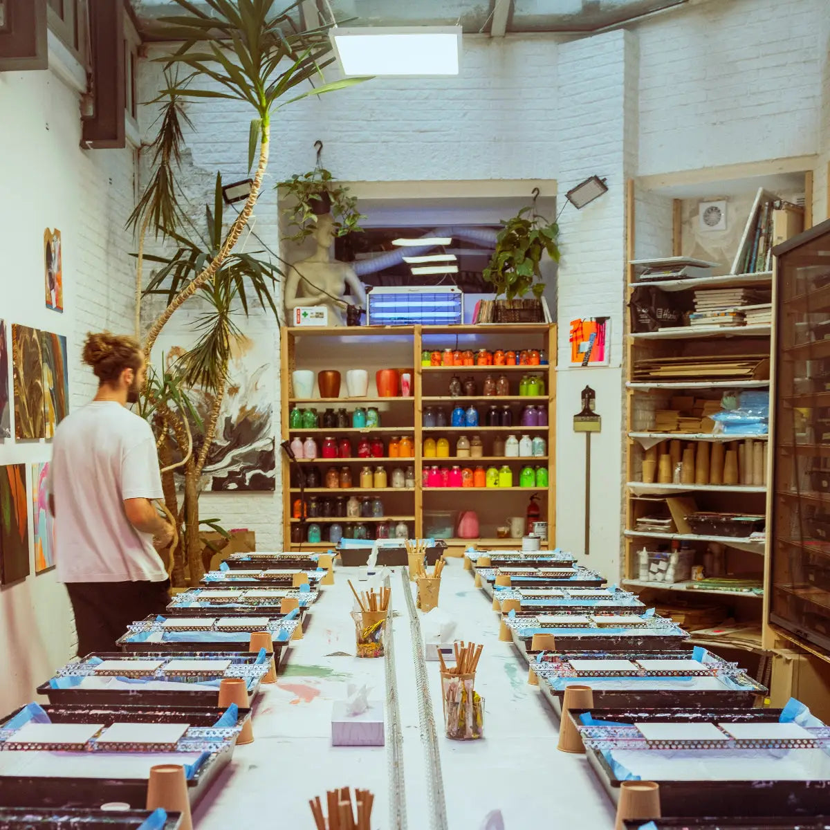 Aufgebauter Arbeitsplatz für kreative Workshops im Farbfluss Atelier