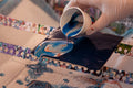 Acryl Pouring Farbe fließt aus Becher im Kurs