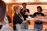 Flip Cup im Acryl Pouring Kurs