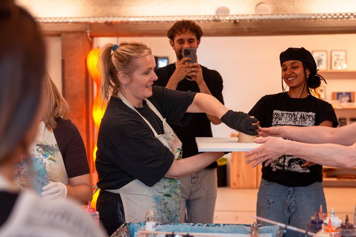 Flip Cup im Acryl Pouring Kurs