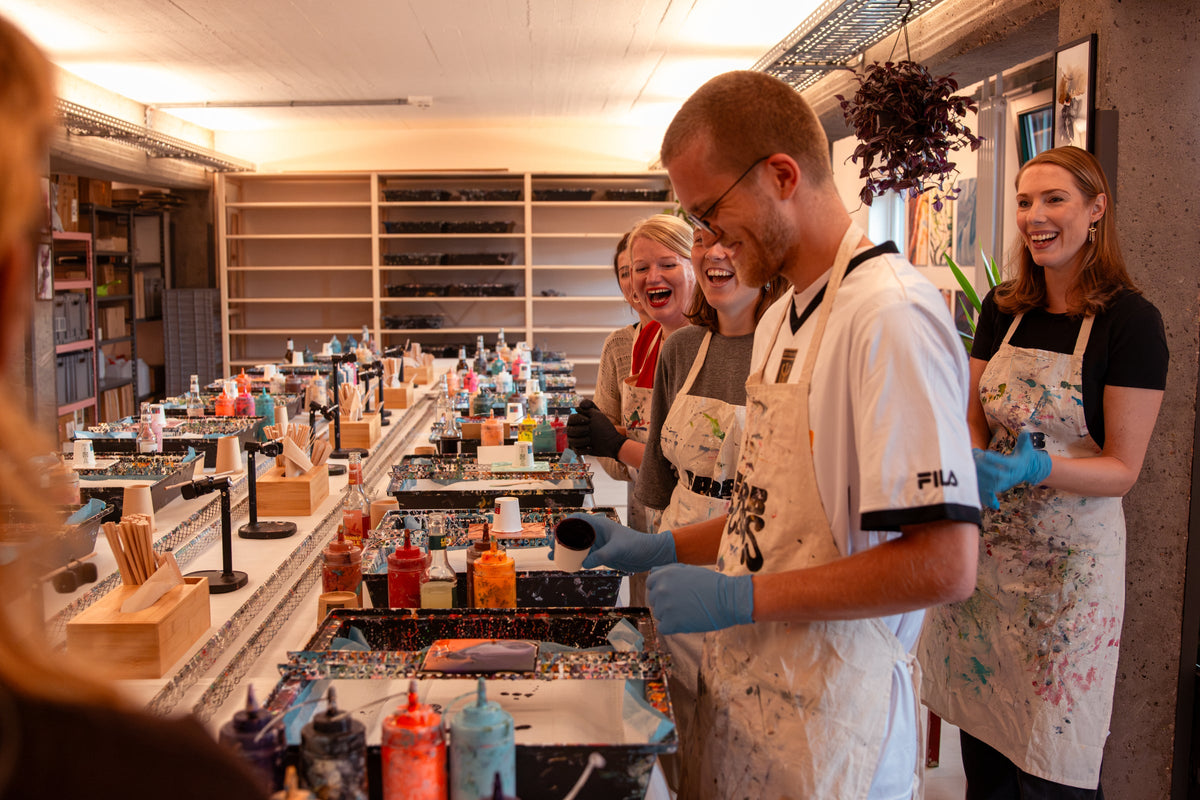 Lachende Leute im Acryl Pouring Kurs