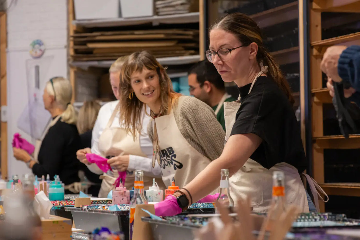 Team Acryl-Pouring Event im Farbfluss Atelier in Hamburg