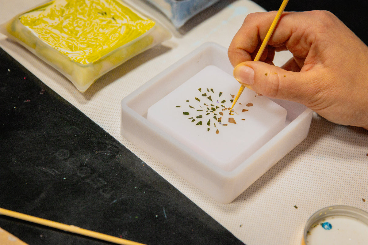 Goldsplitter werden in silikonform platziert