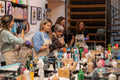 Teilnehmer im Paint your Bear Workshop kurs