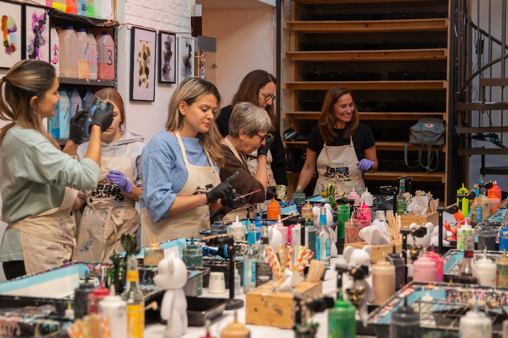 Teilnehmer im Paint your Bear Workshop