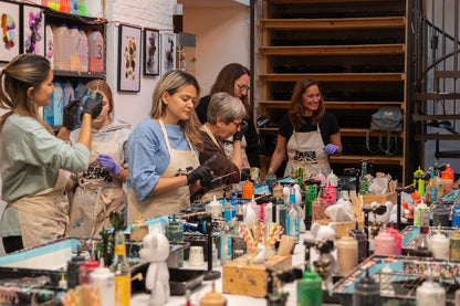 Teilnehmer im Paint your Bear Workshop