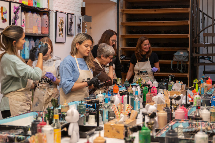 Teilnehmer im Paint your Bear Workshop kurs