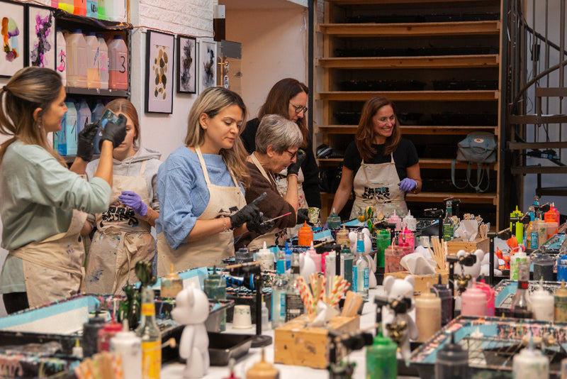 Teilnehmer im Paint your Bear Workshop kurs
