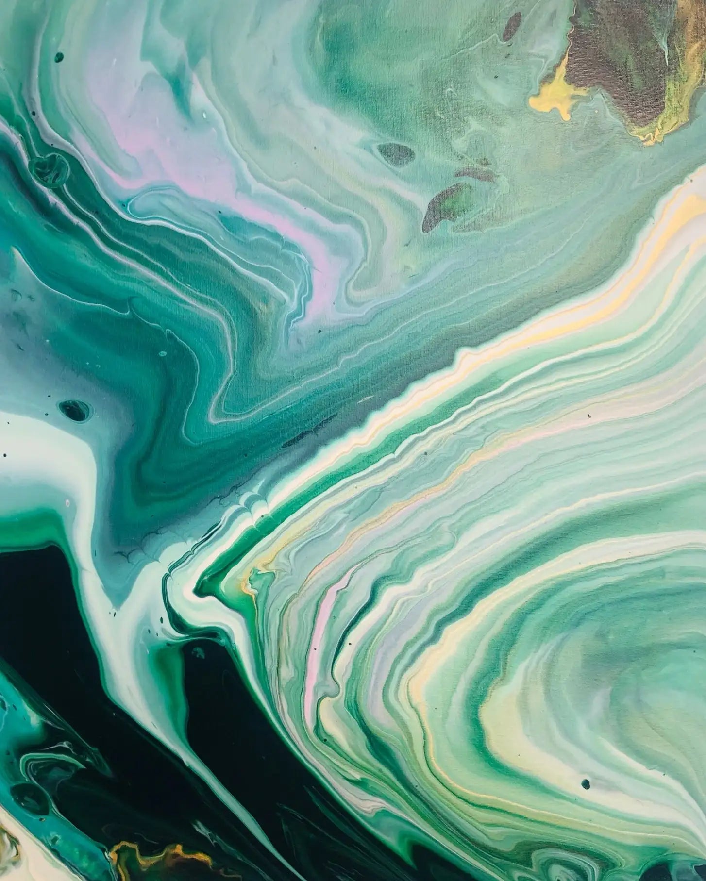 Abstraktes Flüssigkunstwerk mit wirbelnden Mustern in Türkis, Grün, Weiß und Andeutungen von Pink und Gold.