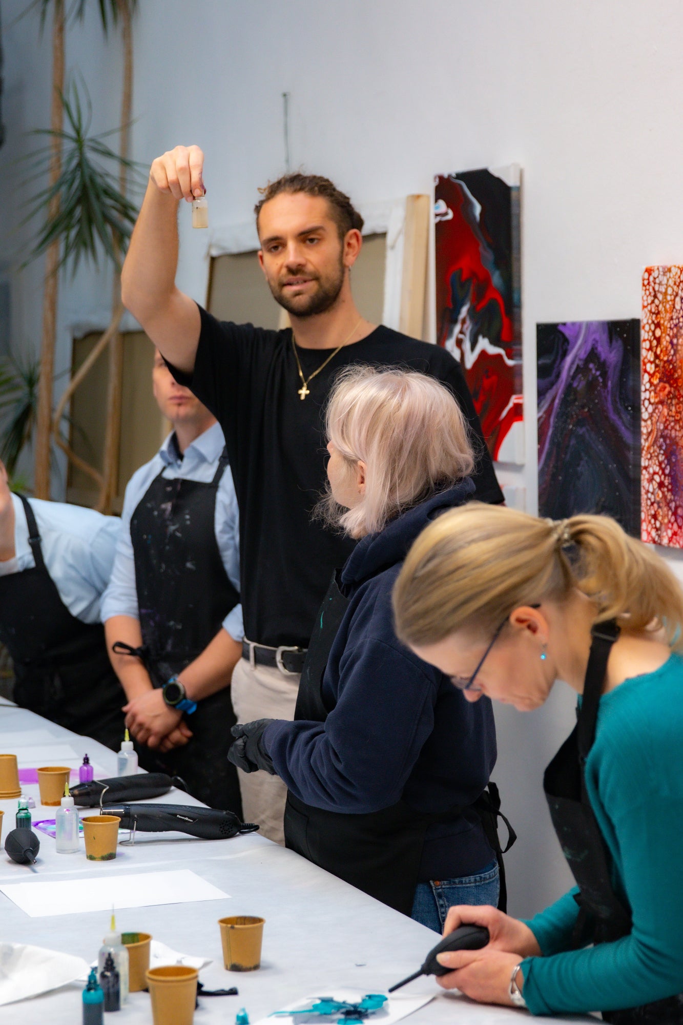 Kunsttechniken werden im kreativ Kurs erklärt