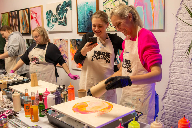 Das Hauptobjekt ist ein lebendiges, abstraktes Gemälde auf Leinwand mit wirbelnden Orange- und Pinktönen.