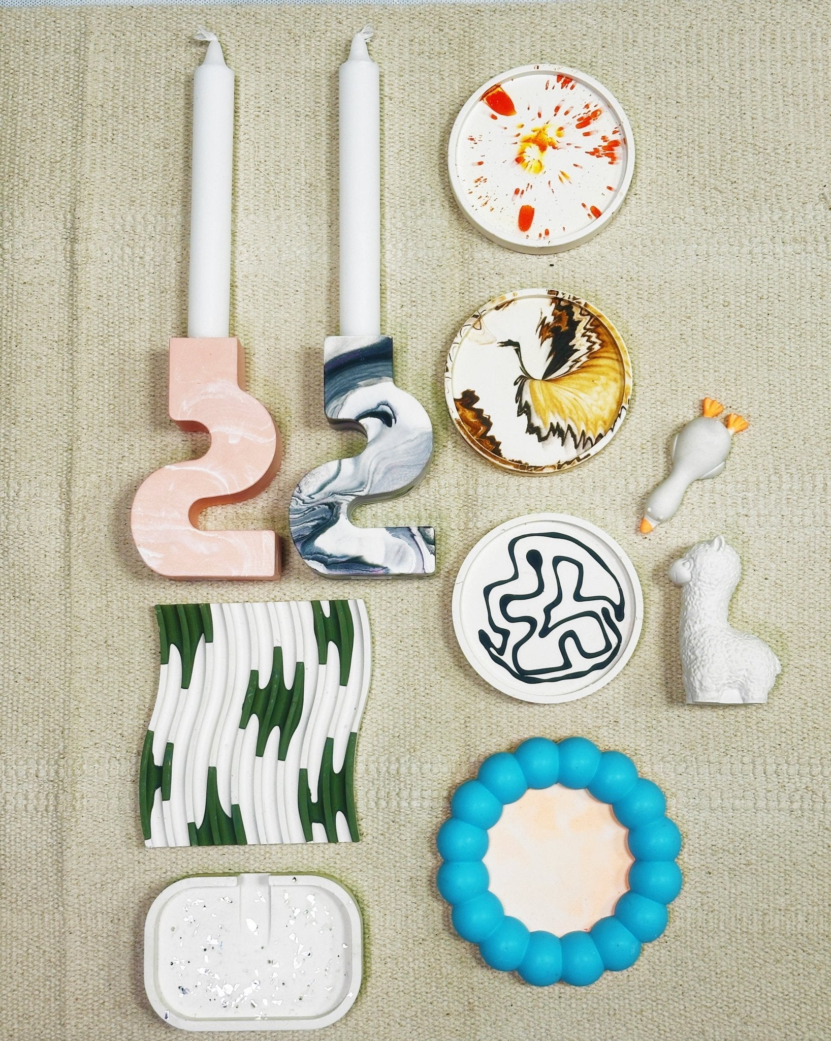 Jesmonite Objekte mit unterschiedlichen Formen und Farben