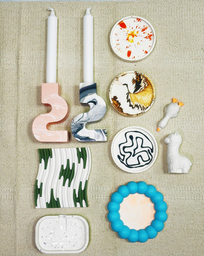 Jesmonite Objekte mit unterschiedlichen Formen und Farben