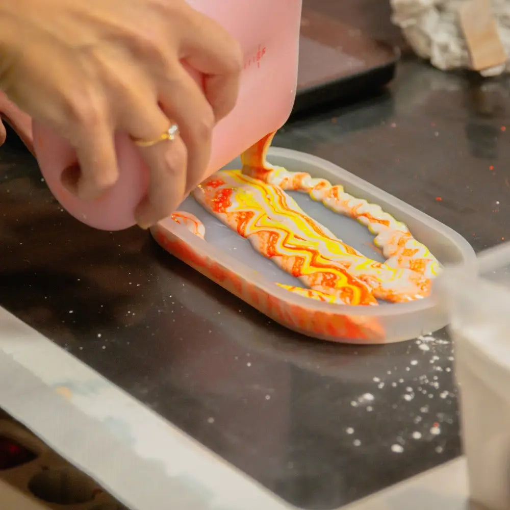 Jesmonite wird in Silikonformen gegossen. Kurs