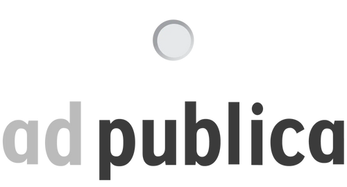 Das Logo zeigt das Wort „ad publica“ in einer modernen, serifenlosen Schriftart mit variierenden Grautönen.