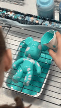 Bär wird mit Acryl farbe überkippt kurs