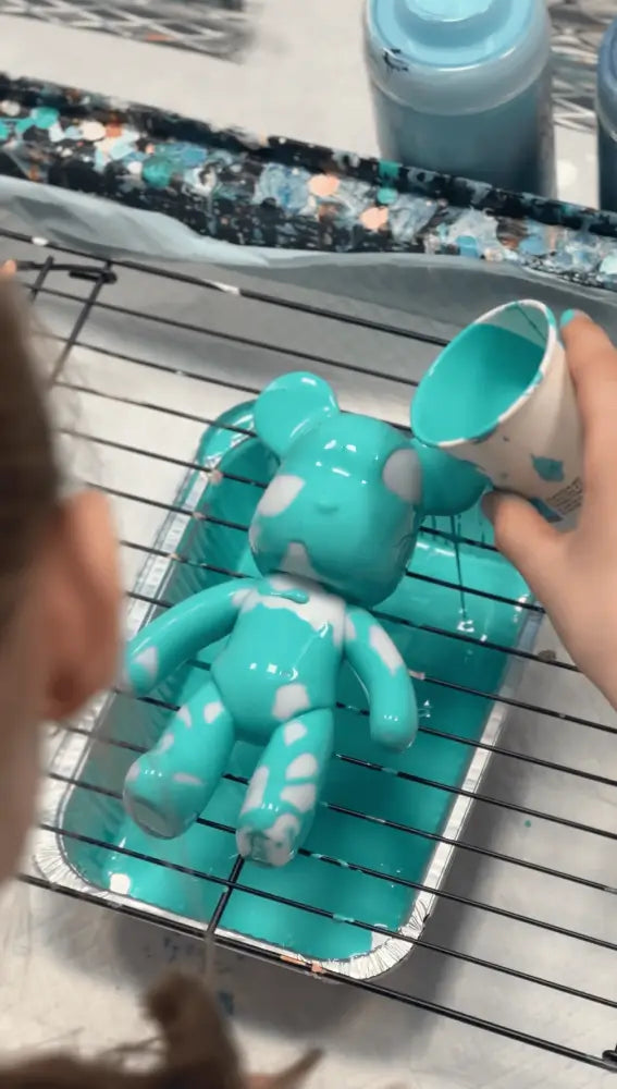 Bär wird mit Acryl farbe überkippt