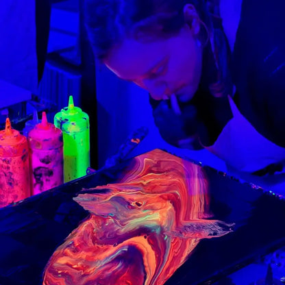 Rote Flüssige Neonfarbe auf Leinwand