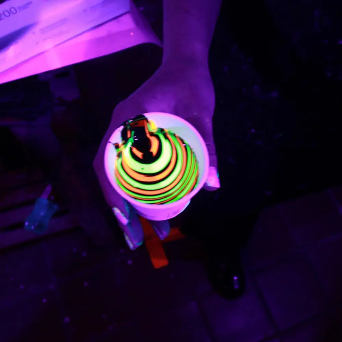 Bunte Acryl Farben im Becher im Kurs