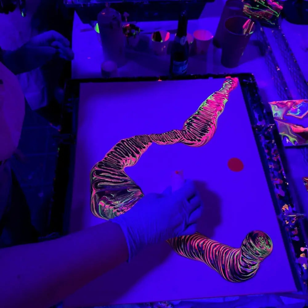 Neon Kurs mit leuchtender Acrylfarbe