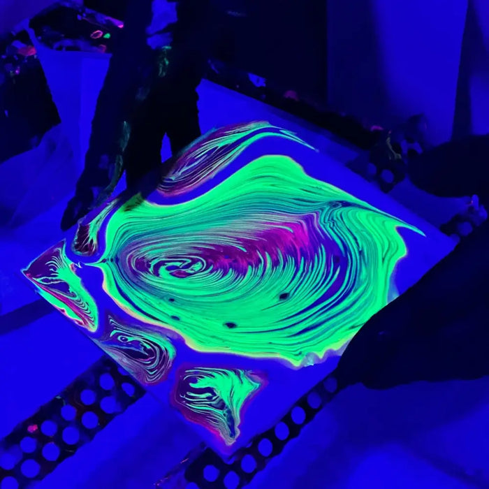 Neon Pouring auf kleiner Testplatte im Kurs