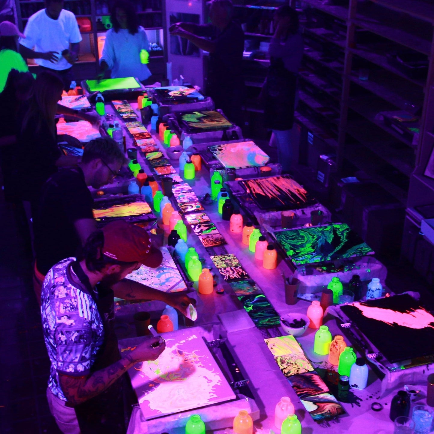 Kreative beim Neon Acryl-Pouring Kunstworkshop im Farbfluss Atelier